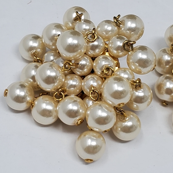 Vintage faux cluster pearl clip on earrings in Great used condition - Picture 7 of 8